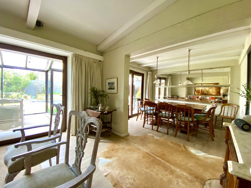 Casa En Venta Vitacura, Remodelada, Cuatro Dormitorios