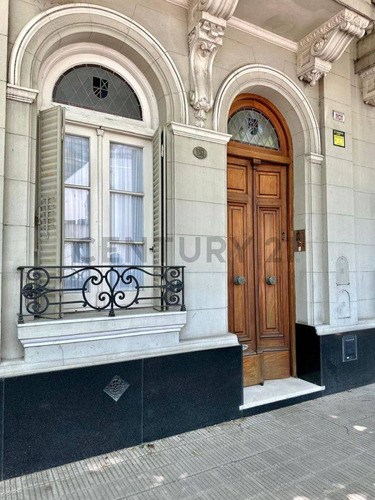 Casa De Estilo En Venta En La Plata