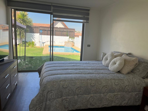 Casa Con 4 Dormitorios, En Condominio Con Control De Acceso