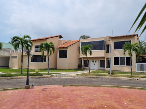 Se Vende Amplia Casa En Las Villas Lecheria