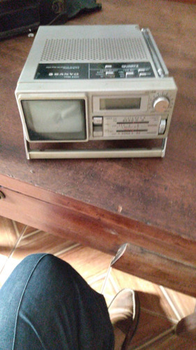 Imagem 2 de 7 de Micro Tv P&b E Rádio Am Fm Sanyo Mod Tpm-2100