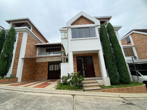 Casa En Arriendo/venta En Bucaramanga Lagos Del Cacique. Cod 111907