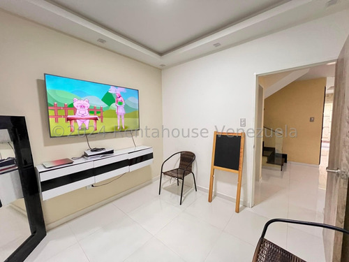 Bello Townhouse En Venta Ubicado En La Morita Urb Karol Home Ii Db 24-27080