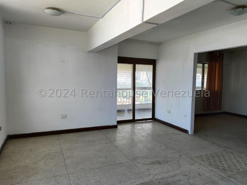 Apartamento En Venta Avenida Bolivar De Valencia, Con Acceso Directo A La Avenida Principal Y Autopista, Rodeado De Comercio Y Sitios De Interes. Dapo