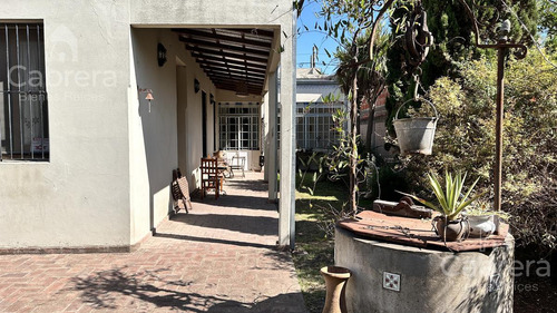 Casa De 3 Dormitorios Con Pileta En Venta, La Plata