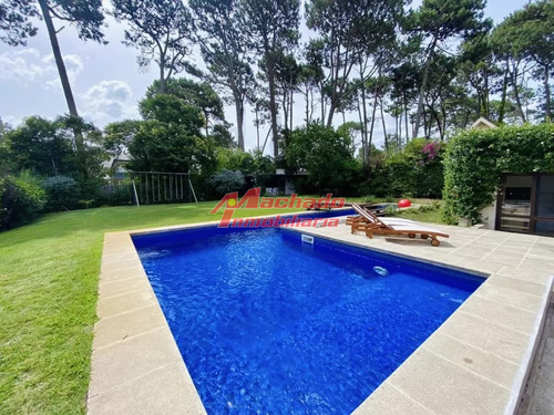 Cómoda Casa De 5 Dormitorios Y Piscina En Punta Del Este