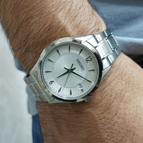 Reloj Seiko Clásico Sur417p1 Hombre Malla Plateado Bisel Plateado Fondo Blanco