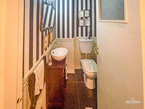 Imponente Chalet De Estilo Clásico En Parque Johnston - Venta En Hurlingham