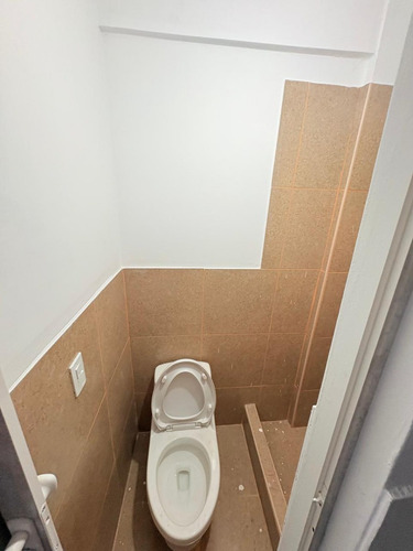 Alquilo 1er Piso Ideal Para Departamento, Oficina O Almacen A Dos Cuadras Del Ovalo Santa Anita