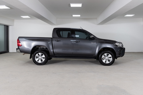 Imagen 3 de 14 de Toyota Hilux 4x2 Srv Mt 2018
