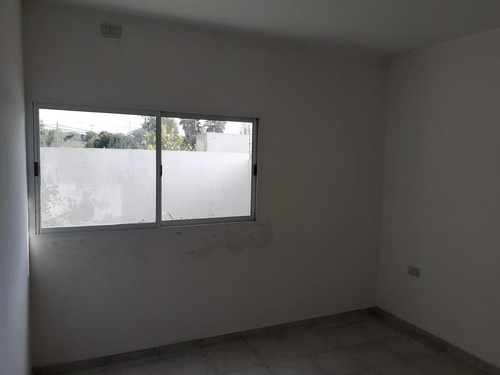 Imagen 4 de 8 de Casa De Un Dormitorio, Casi A Estrenar. Buen Barrio, Cochera, Jardín Y Todos Los Servicios!