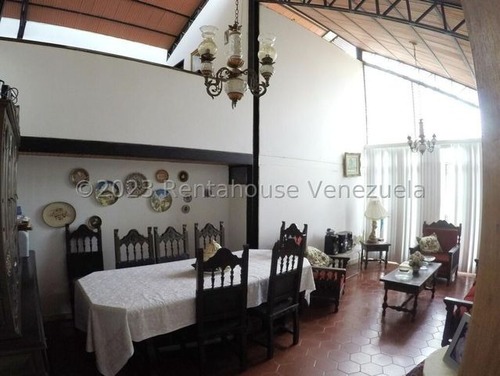 Yg Increíble Casa Con Dos Anexo, Potencial Para Remodelar Residencial O Comercial, Ubicada En Esquina Con Fácil Acceso En Venta En La Trinidad 24-1929 Ys