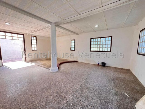 Jip 25-21613. Rentahouse Vende Casa Tipo Chalet De 321 Mts2 De Terreno Y 115.85 Mts2 De Construccion De 2 Hab Y 3 Baños. Urbanismo Cerrado Con Vigilancia Privada. En Urb Santa Rosalia Cagua