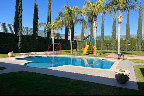 Espectacular Casa En Venta En San Isidro, Con Un Enorme Jardin Y Alberca.