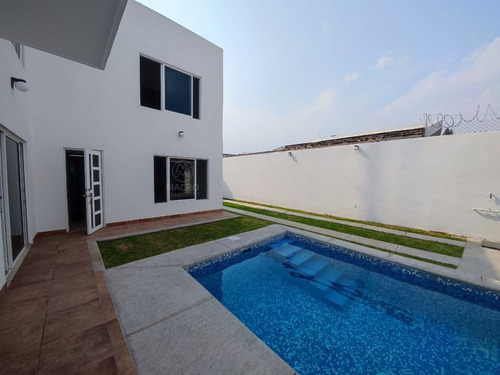 Casa En Venta De 2 Niveles En Col. Empleado Postal Con Alberca Apta A Créditos