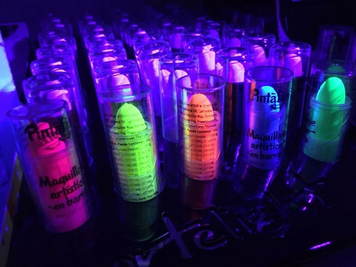 Imagen 3 de 10 de Labial Fluo X 4 Maquillaje Fluor Brilla Uv Cotillon Pinta