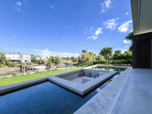 Casa En Venta Con 4 Suites Y Amarra En El Yacht, Nordelta