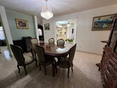 Casa Con Piscina Urbanización Andrés Bello Maracay