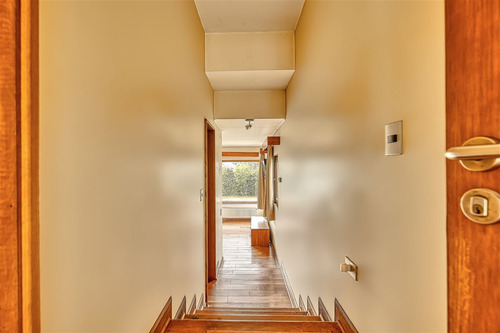 Casa En Exclusivo Sector. San Carlos De Apoquindo.