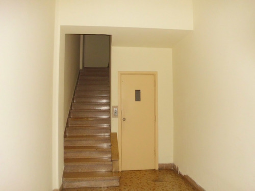 Mono-ambiente En Pleno Centro Con Patio Ascensor Ofic.o Viv