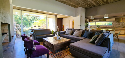 Casa A La Venta En Cul De Sac En Area Residencal 1, Barrio Costa Esmeralda, Venta Equipada.