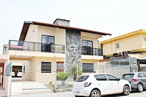 Imagem 1 de 30 de Casa Ampla Com Pátio E Edícula Em Forquilhinhas. - 3476