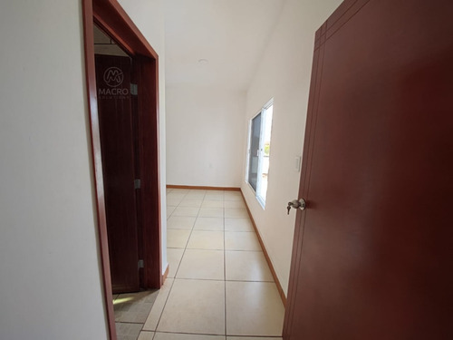 Casa En Venta De 2 Niveles En Col. Empleado Postal Con Alberca Apta A Créditos