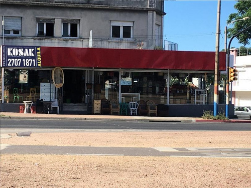Local Comercial Esquina En Avenida Italia