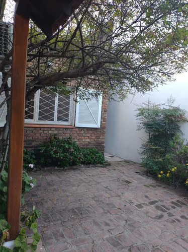 Chalet En Zona Residencial 4 Ambientes. 2 Dormitorios Y Escritorio. Jardín Cochera- La Lucila