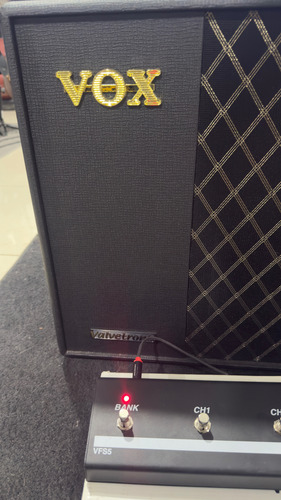 Amplificador Vox Valvetronix Vt100x + Footswitch Negro (Usado)