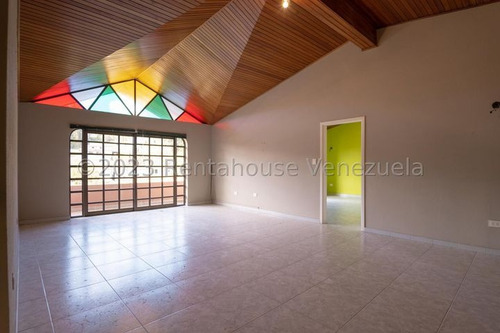 Casa En Venta Con Amplias Áreas Verdes Con Piscina Colinas De Carrizal, Carrizal Altos Mirandinos