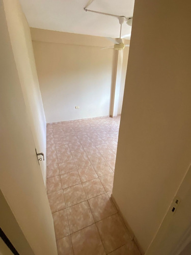 Imagen 3 de 13 de Vendo Departamento En El Edificio Italia Ii De Cambyreta: 3 Habitaciones Y 1 Baño.