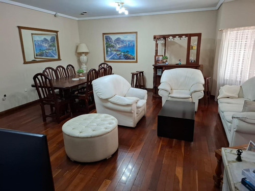 Casa En Venta - 4 Dormitorios 4 Baños - Cochera - 300mts2 - Ituzaingó