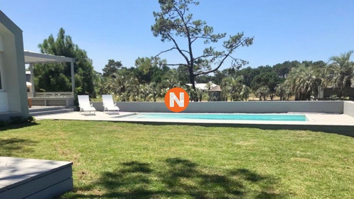 Excelente Oportunidad. Hermosa Casa Con Piscina.- Ref: 214285