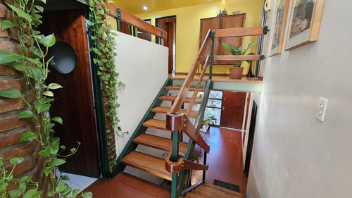 Excelente Casa Con Jardin, Quincho, Parrilla Y Cochera Doble.