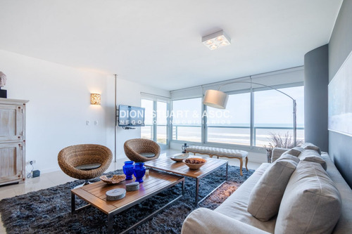 Moderno Apartamento Sobre Playa Brava En Torre Le Parc, Cuenta Con Dos Dormitorios Más Dependencia De Servicio. Punta Del Este