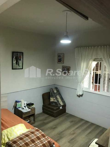 Imagem 4 de 15 de R Soares Vende!!! Excelente Casa Salas Dois Quartos Com Churrasqueira,, Lavanderia, Jardim Fruteiras.ótima Localização No Parque Imperial Nova Friburgo. - Jcca30028