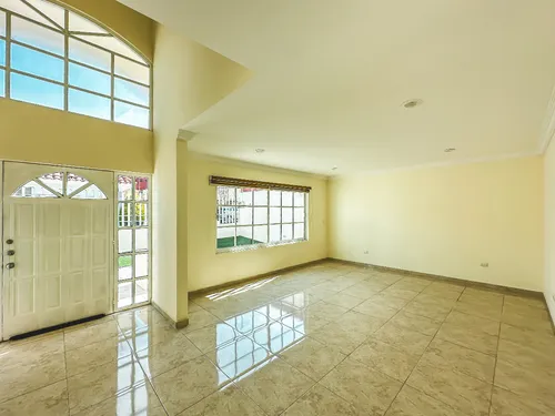 Casa En Venta Con Recámara En Planta Baja En Rincones De La Calera.
