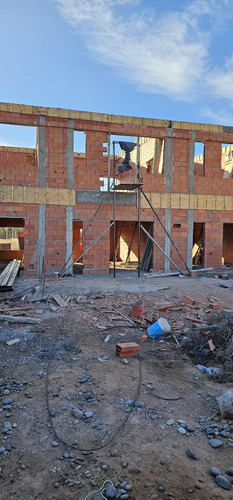 Ph Dúplex Con Cochera Descubierta En B° Perticone Centenario.