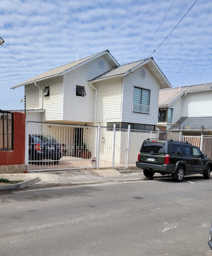 Casa En Quilpué, 3 Dormitorios, 3 Baños, 2 Estacionamientos