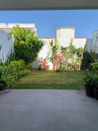 Venta De Casa En Centro Sur, Claustros Del Sur, 4 Recamaras, 4.5 Baños, Jardín