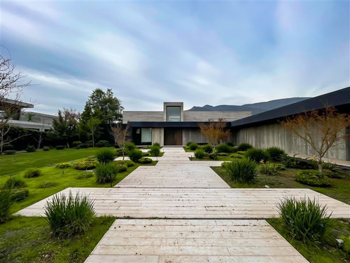 Casa Moderna En Venta De 7 Dorm. En Colina