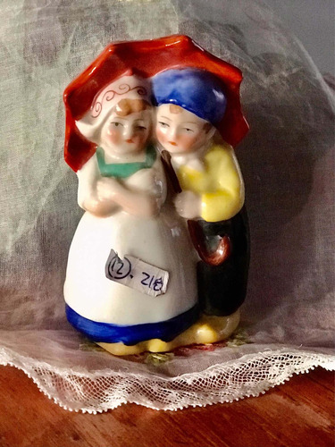 Antiguo Salero De Porcelana Europea Pareja Niños Holandeses