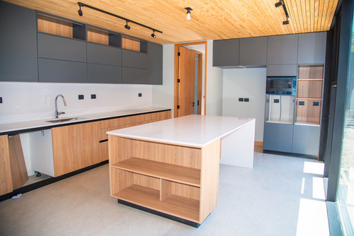 Increible Casa Minimalista-colegio Newland