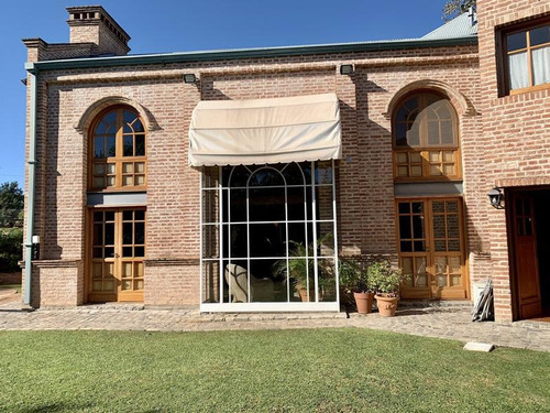 Imagen 25 de 30 de Casa En Venta En Barrio Jardín Espinosa. 3 Dormitorios. Quincho Y Pileta.