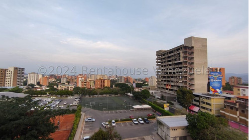 Maria Boraure Vende Espectacular Apartamento En El Este De Barquisimeto, - 2 4 2 4 7 9 3- Vista Panoramica, Diseñado Para Maximizar El Confort Y La Elegancia, Agua Constante, Amoblado, Vigilancia 24/7