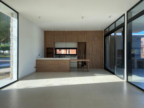 Casa En Venta 3 Dormitorios Barrio San Ramiro - Pilar Del Este