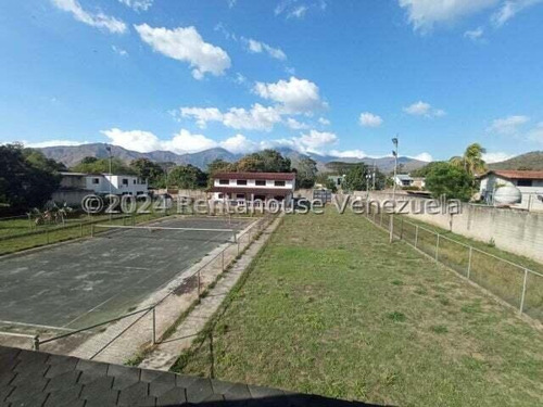 Amplia, Estilo Dúplex, 2.500 Mtrs De Terreno, Además, Cuenta Con Un Chalet De 170 Mtrs,, Canchas De Tenis Y De Usos Múltiples, Pinatero, Caney Y Parrillera. Todo Esto Dentro De Conjunto Privado