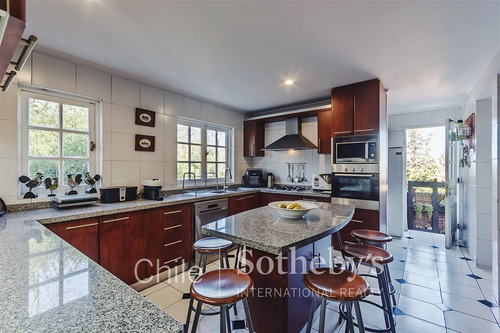 Casa En Venta De 8 Dorm. En Lo Barnechea