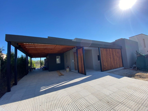 Imagen 1 de 11 de Hermosa Casa En Alquiler - El Cantón